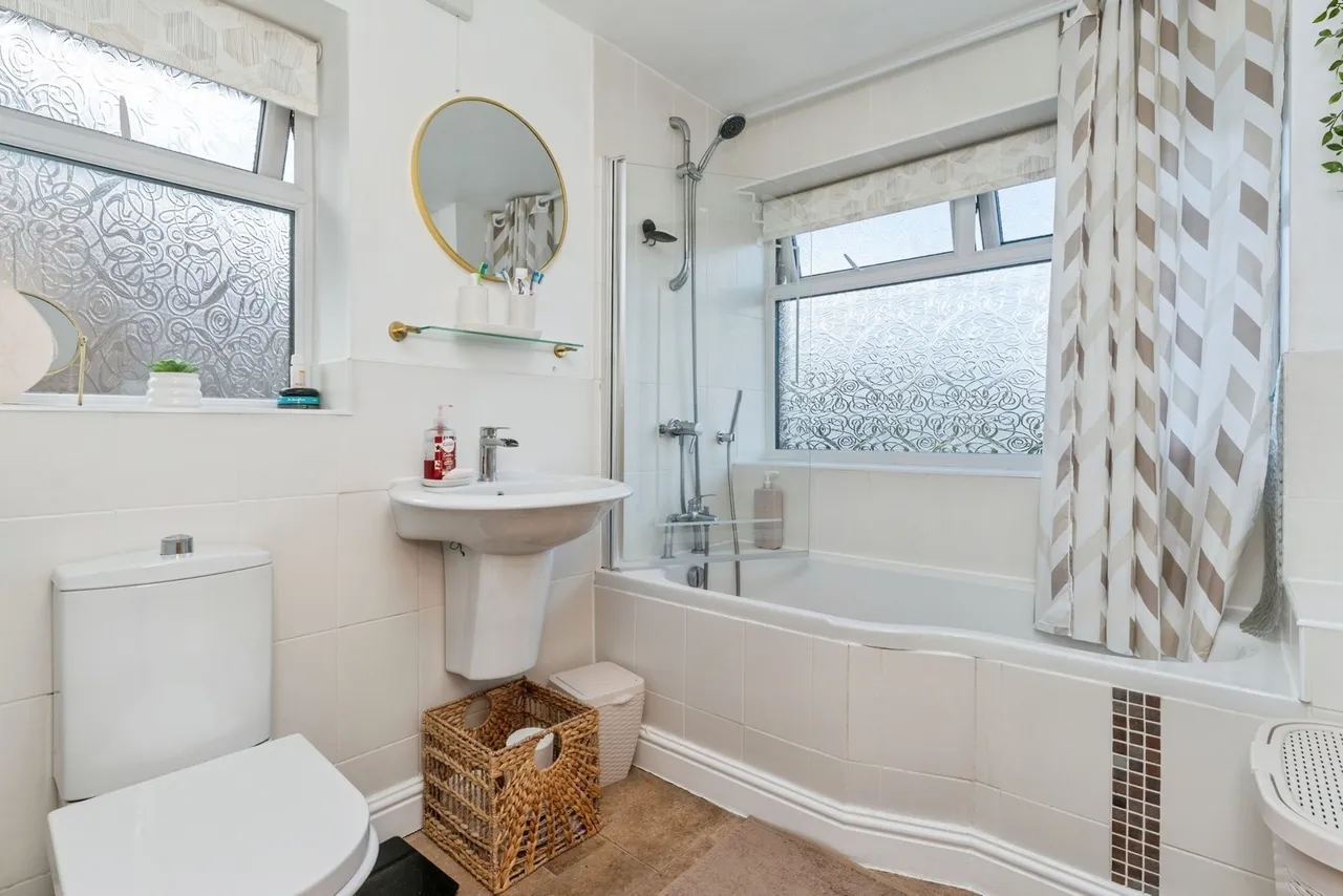 Adam Avenue, Great Sutton, CH66, photo 16