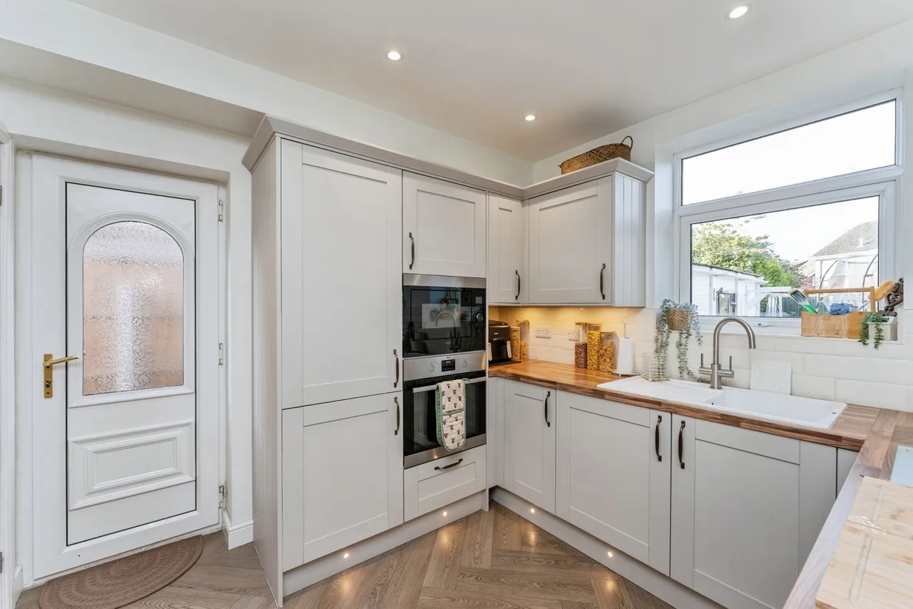 Adam Avenue, Great Sutton, CH66, photo 3