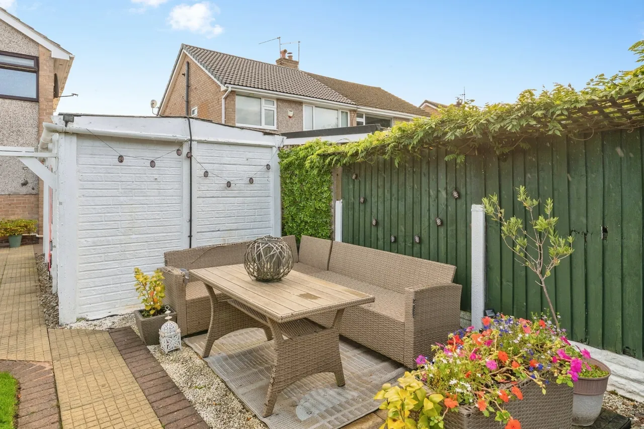 Adam Avenue, Great Sutton, CH66, photo 23