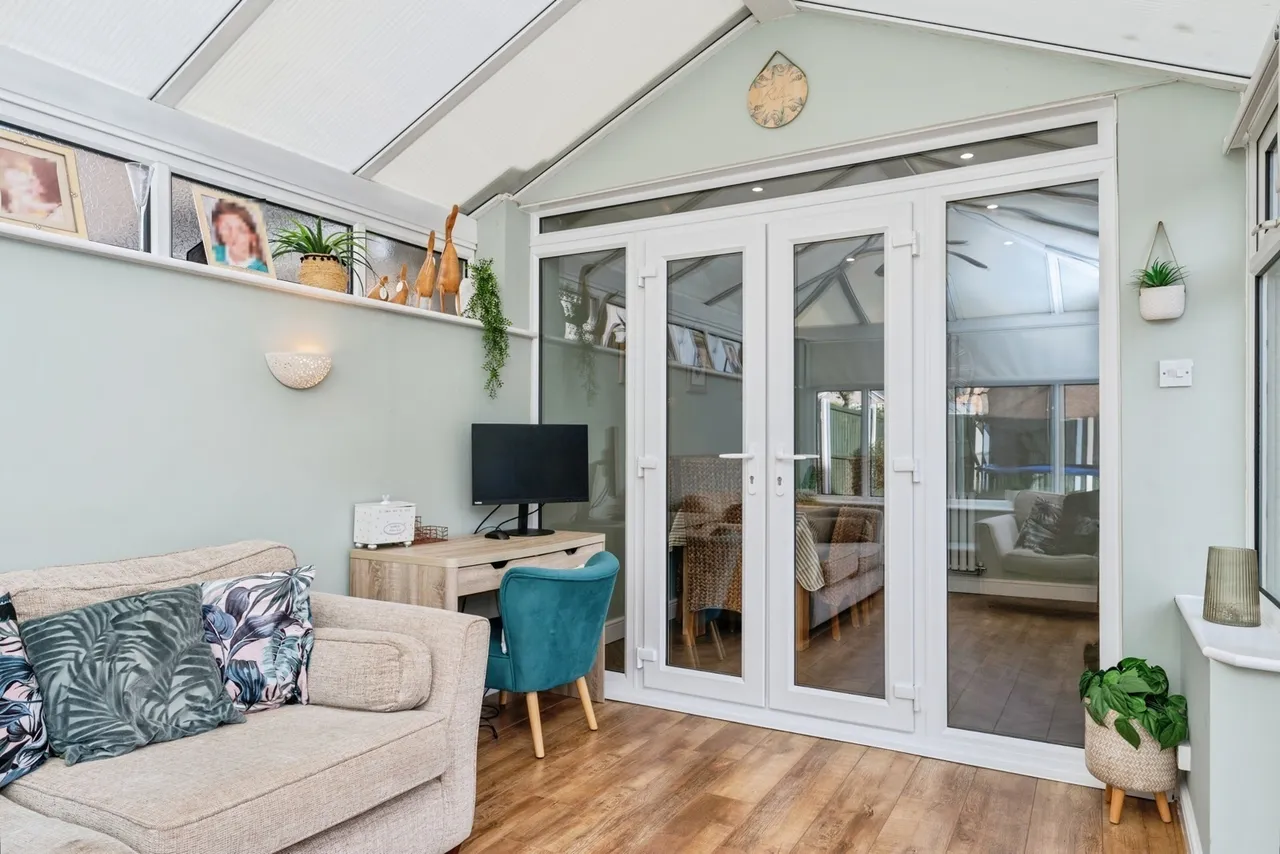 Adam Avenue, Great Sutton, CH66, photo 10