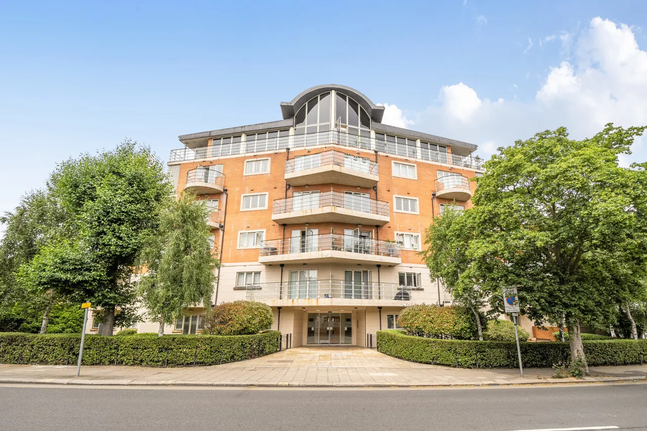 2 bed flat for sale, Ickenham Road, Ruislip, HA4