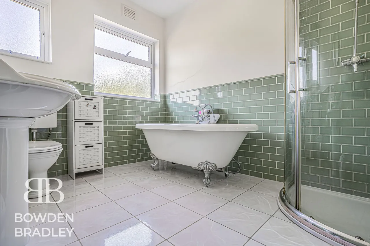 Inglehurst Gardens, Redbridge, IG4, photo 12