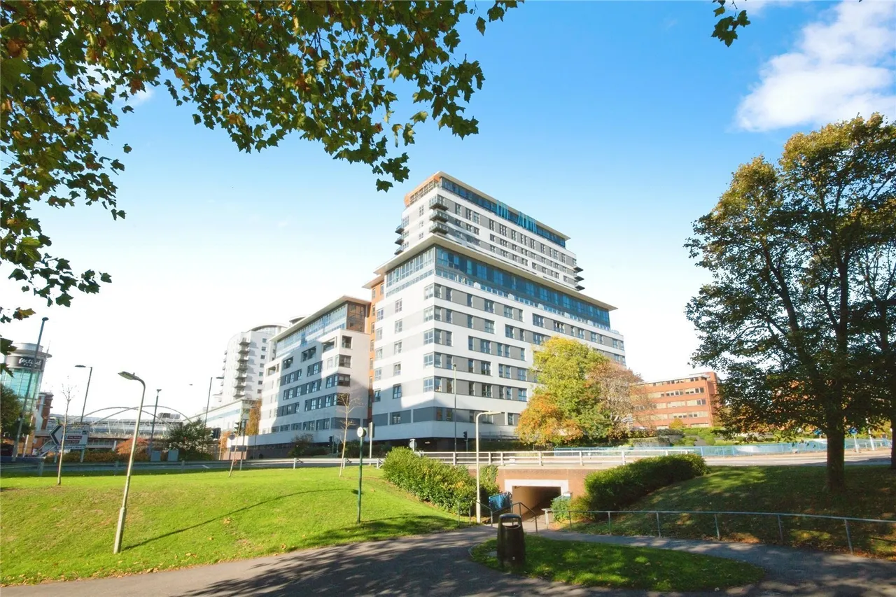 2 bed flat for sale, Alencon Link, Basingstoke, RG21