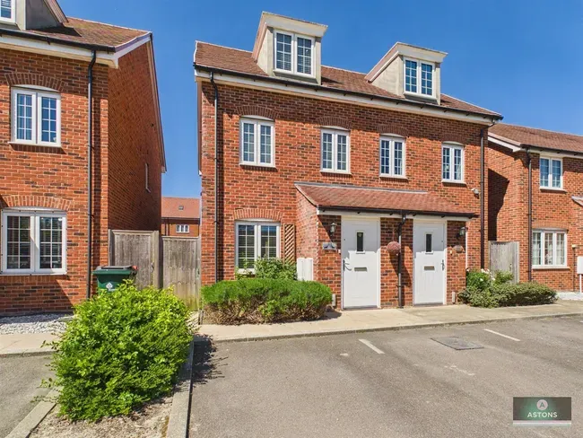 3 bed house for sale — Emerald Road, Crawley