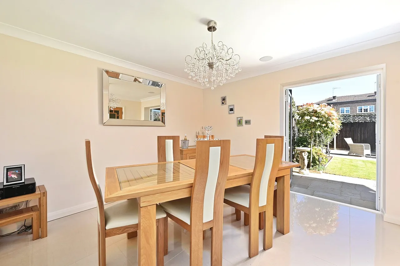 Lucan Drive, Laleham, TW18, photo 4