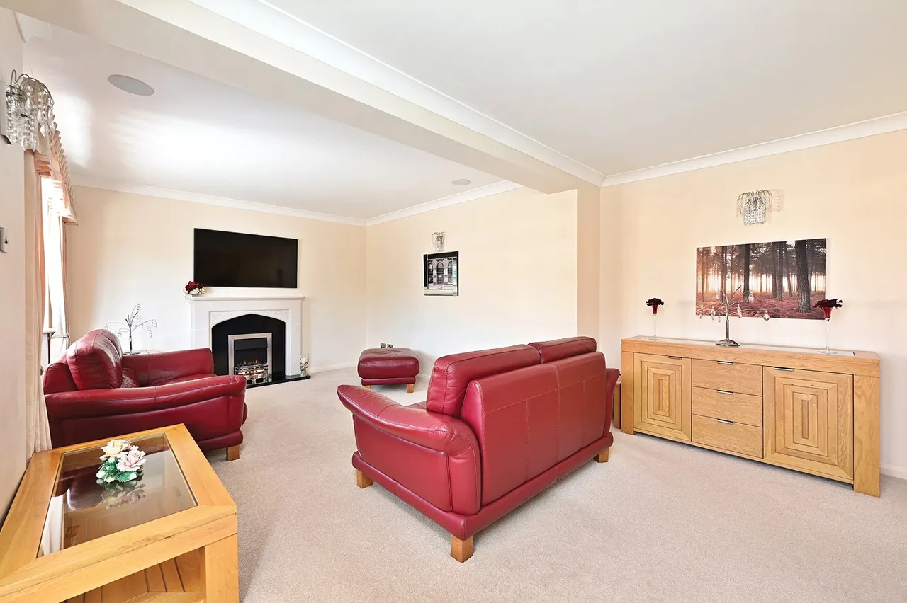 Lucan Drive, Laleham, TW18, photo 7