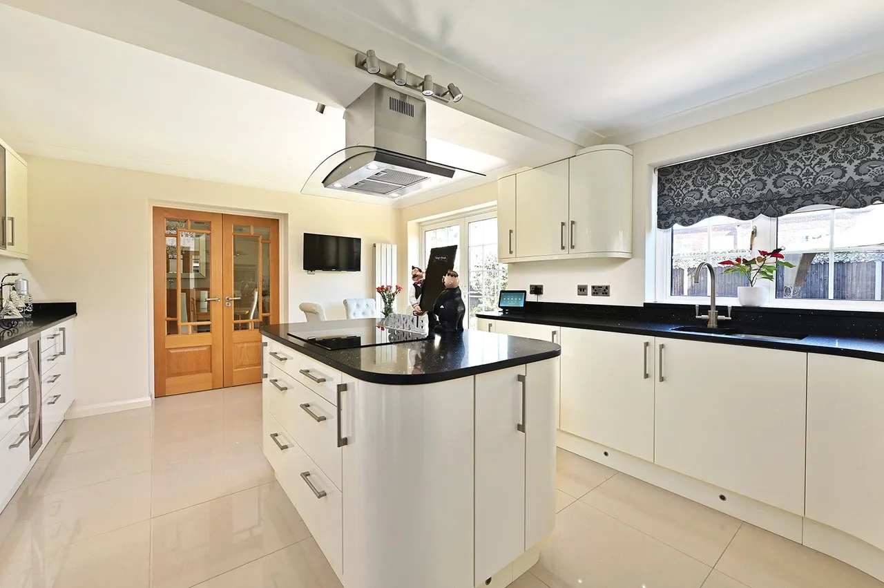 Lucan Drive, Laleham, TW18, photo 12