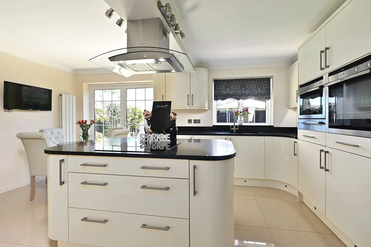 Lucan Drive, Laleham, TW18, photo 5