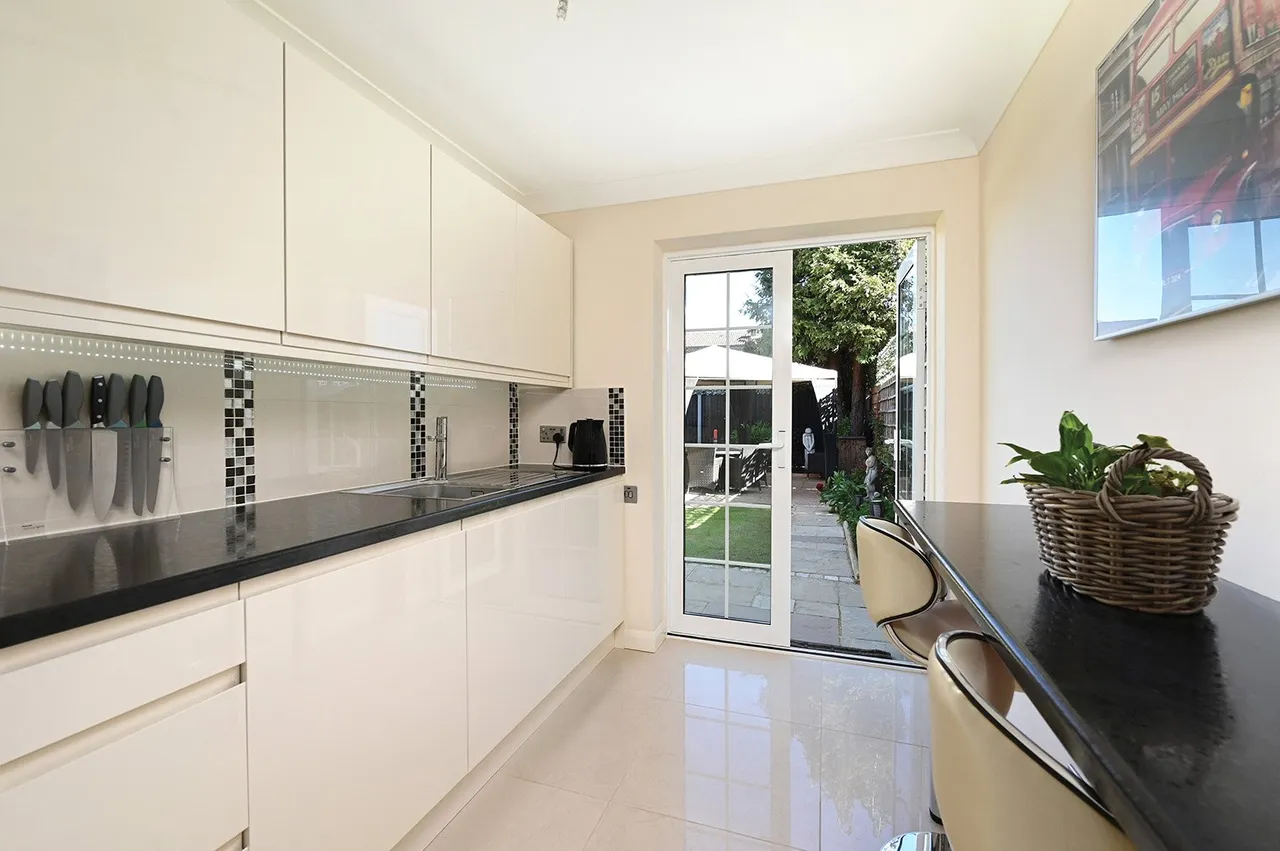 Lucan Drive, Laleham, TW18, photo 9