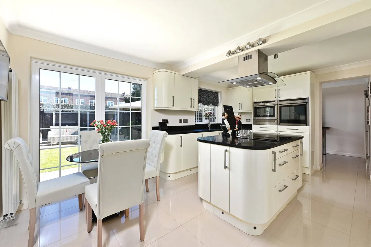 Lucan Drive, Laleham, TW18, photo 2