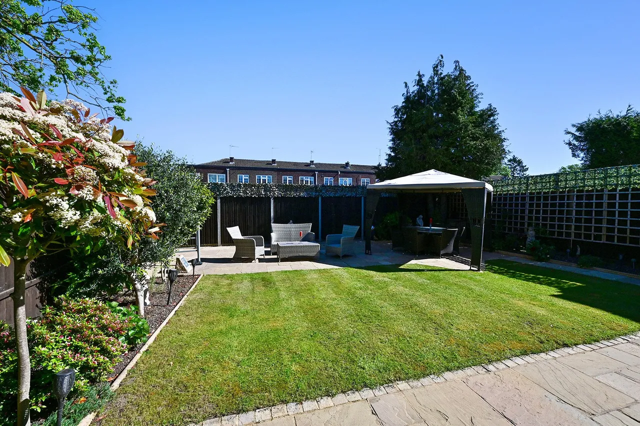 Lucan Drive, Laleham, TW18, photo 6