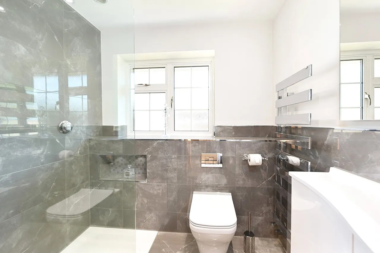 Lucan Drive, Laleham, TW18, photo 11