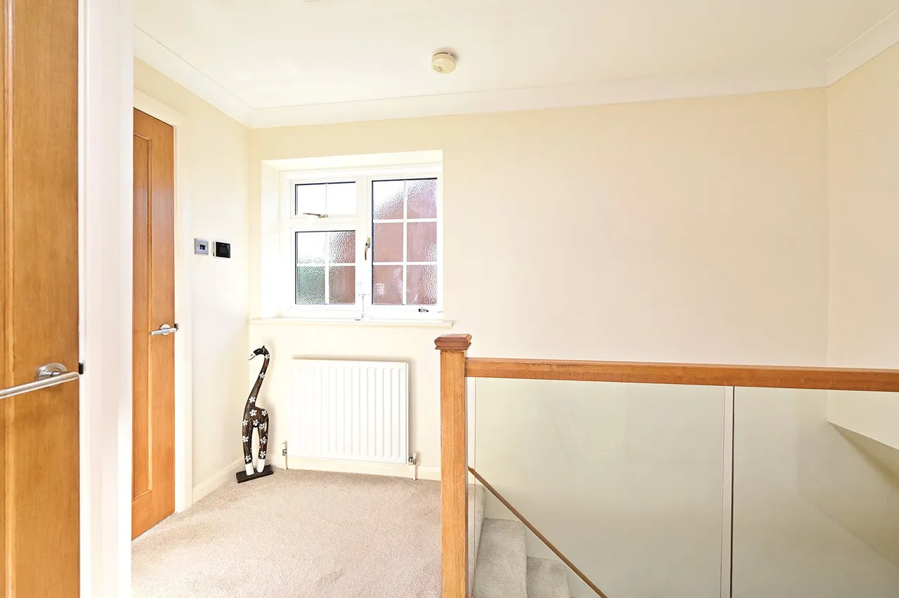 Lucan Drive, Laleham, TW18, photo 16