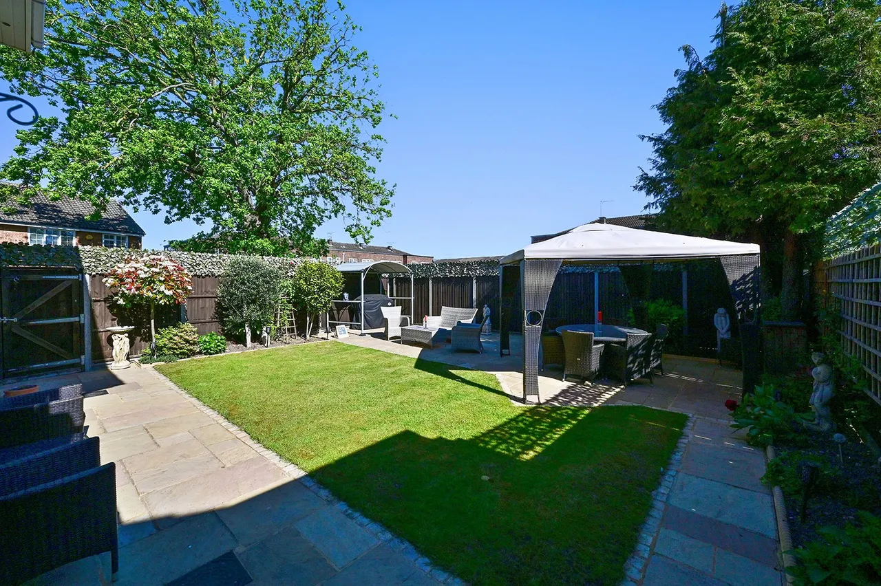 Lucan Drive, Laleham, TW18, photo 13