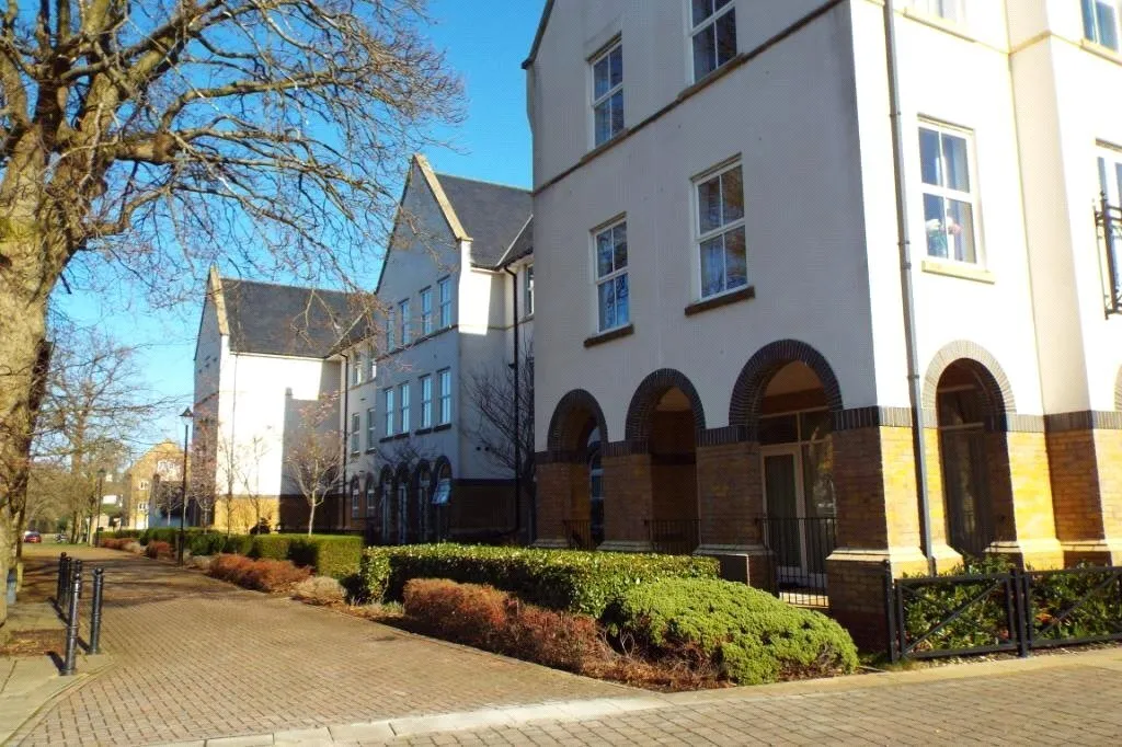 2 bed flat for sale — Boundary Point, Coldstream Road, Caterham, Surrey, CR3