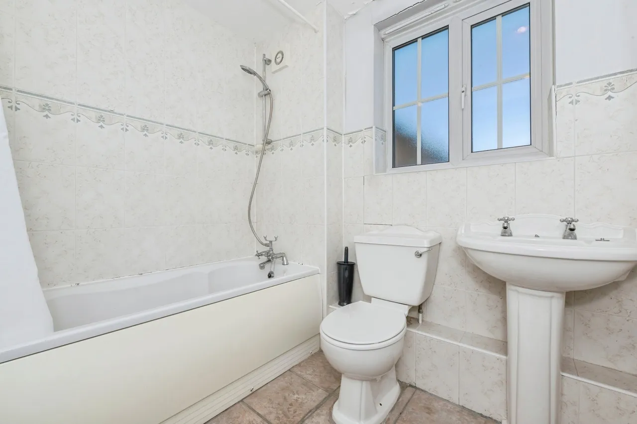 Parr Close, Chafford Hundred, Grays, Essex, RM16, photo 9