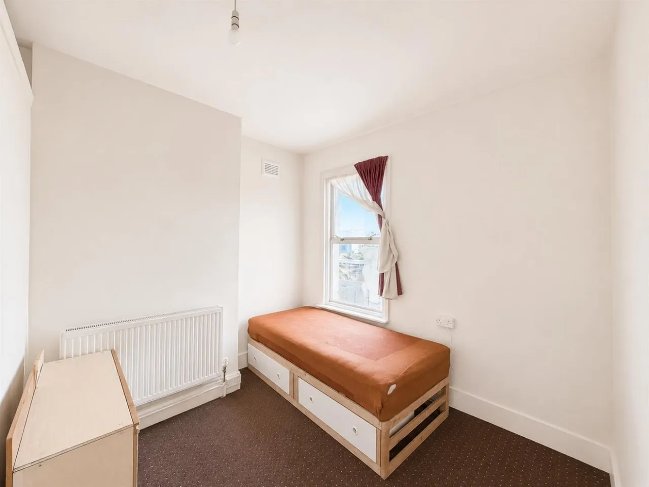 Semi-Detached For SaleRossindel Road, Hounslow, TW3, photo 8
