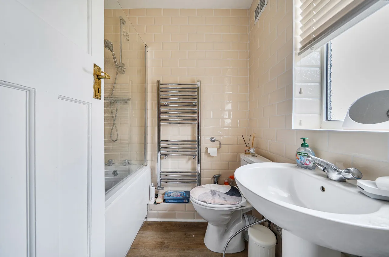Camrose Avenue, Erith, DA8, photo 3