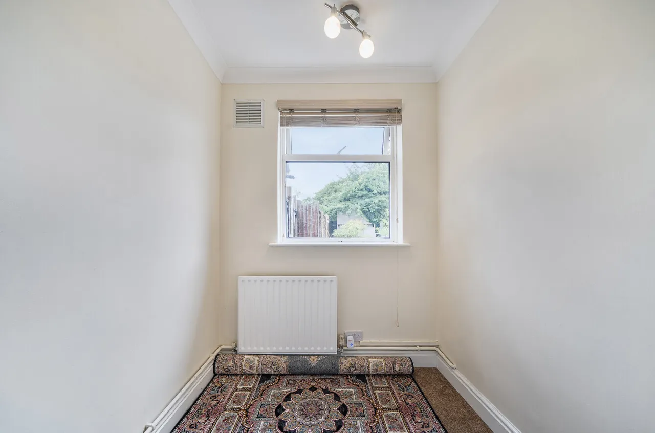 Camrose Avenue, Erith, DA8, photo 17