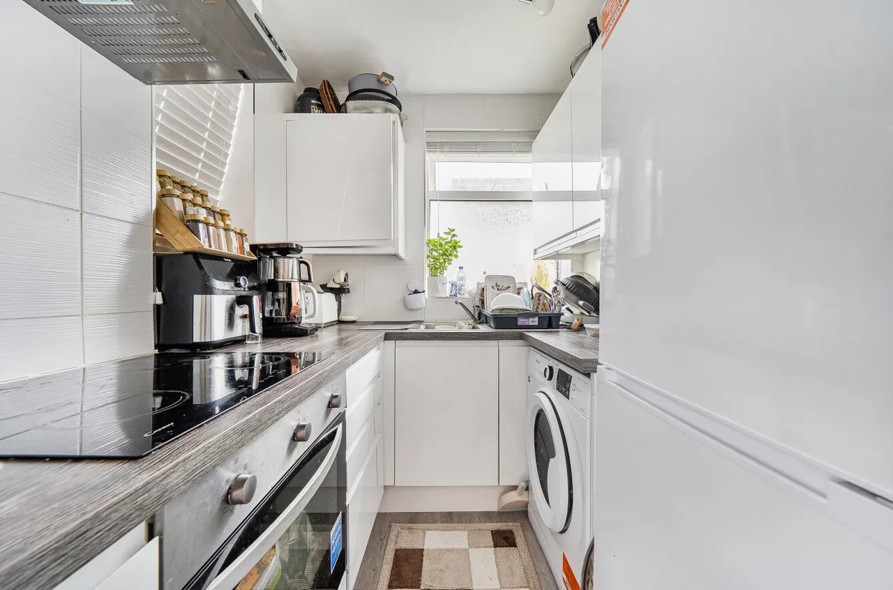 Camrose Avenue, Erith, DA8, photo 6