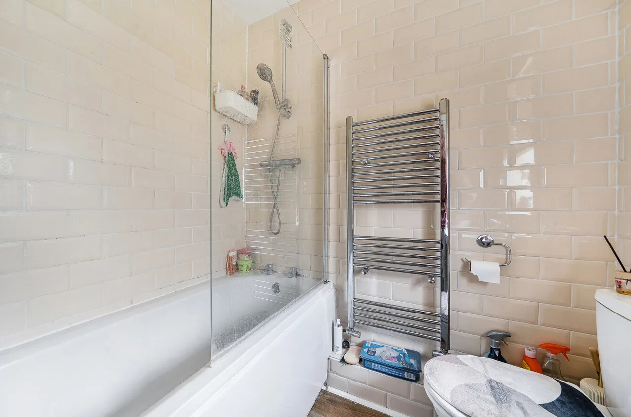 Camrose Avenue, Erith, DA8, photo 2