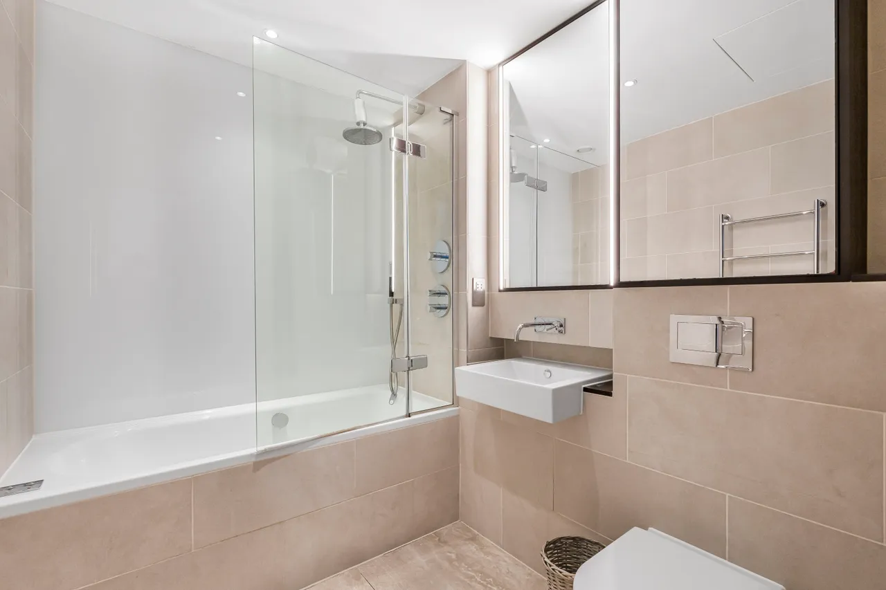 Drapers Yard, London, SW18, photo 17
