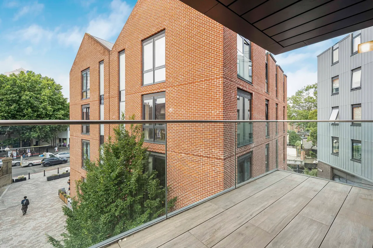 Drapers Yard, London, SW18, photo 2