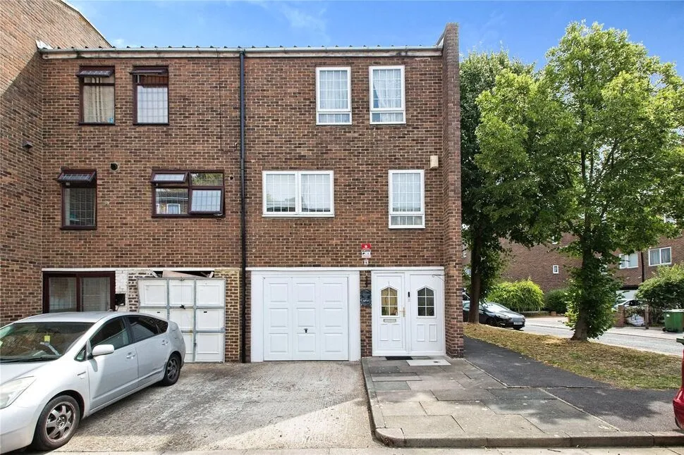 4 bed house for sale — St Edmunds Close, Erith, DA18