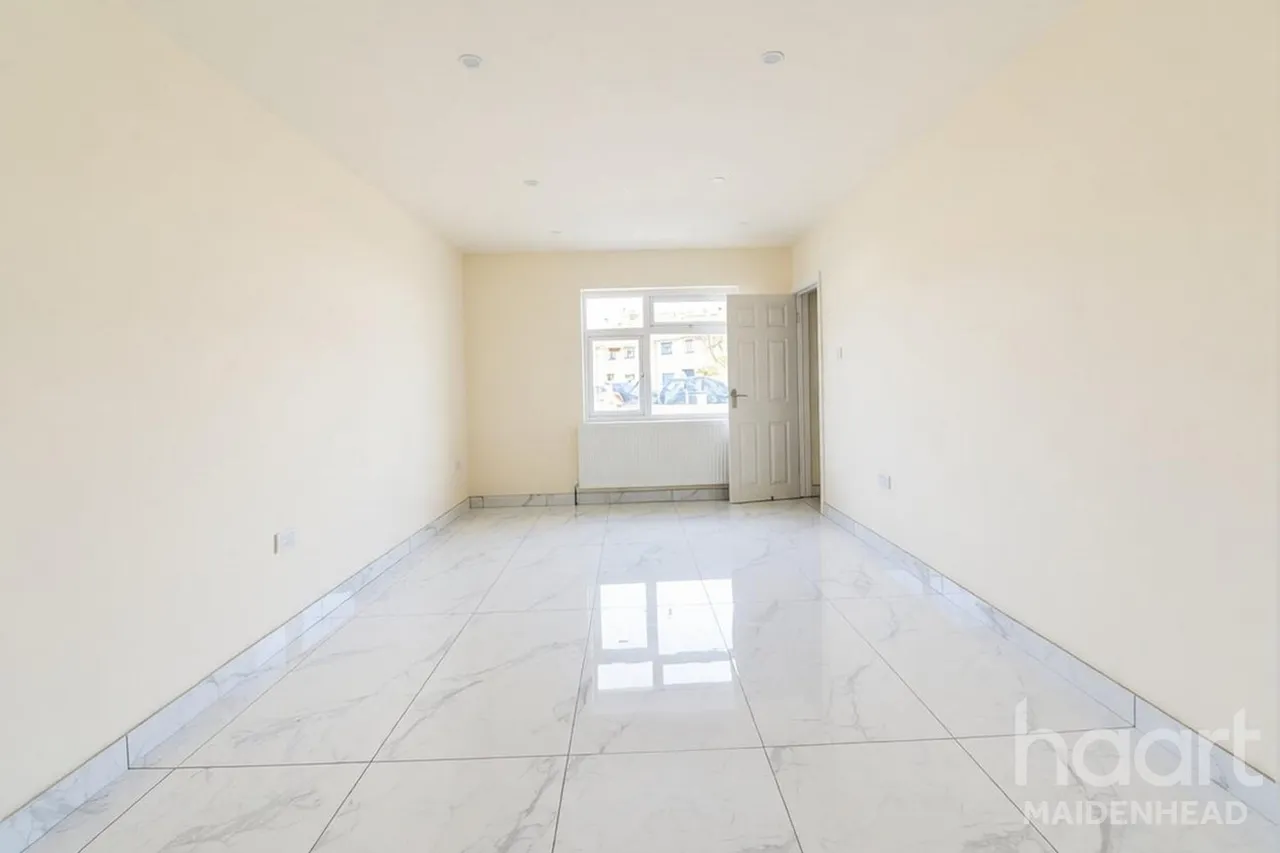 Mirador Crescent, Slough, SL2, photo 3