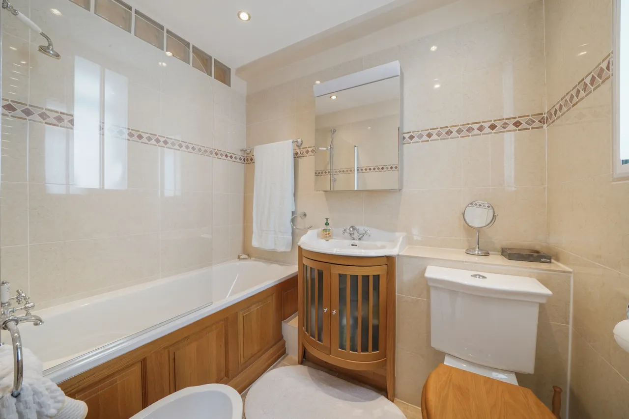 Hammersmith Road, London, W6, photo 14