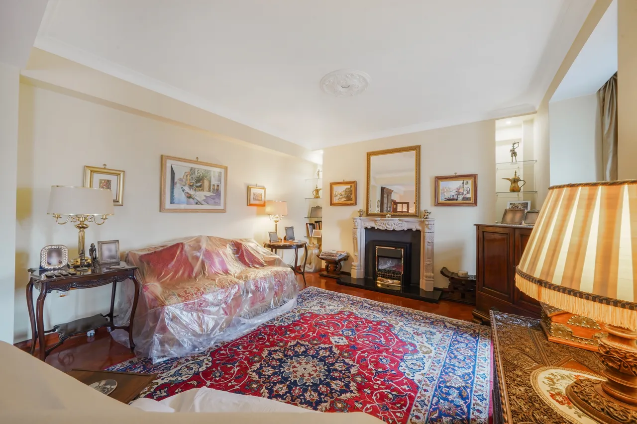 Hammersmith Road, London, W6, photo 21