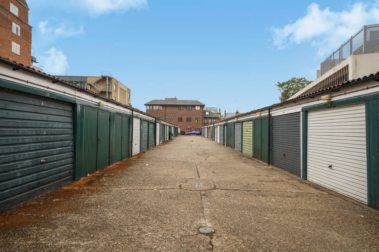 Hammersmith Road, London, W6, photo 3