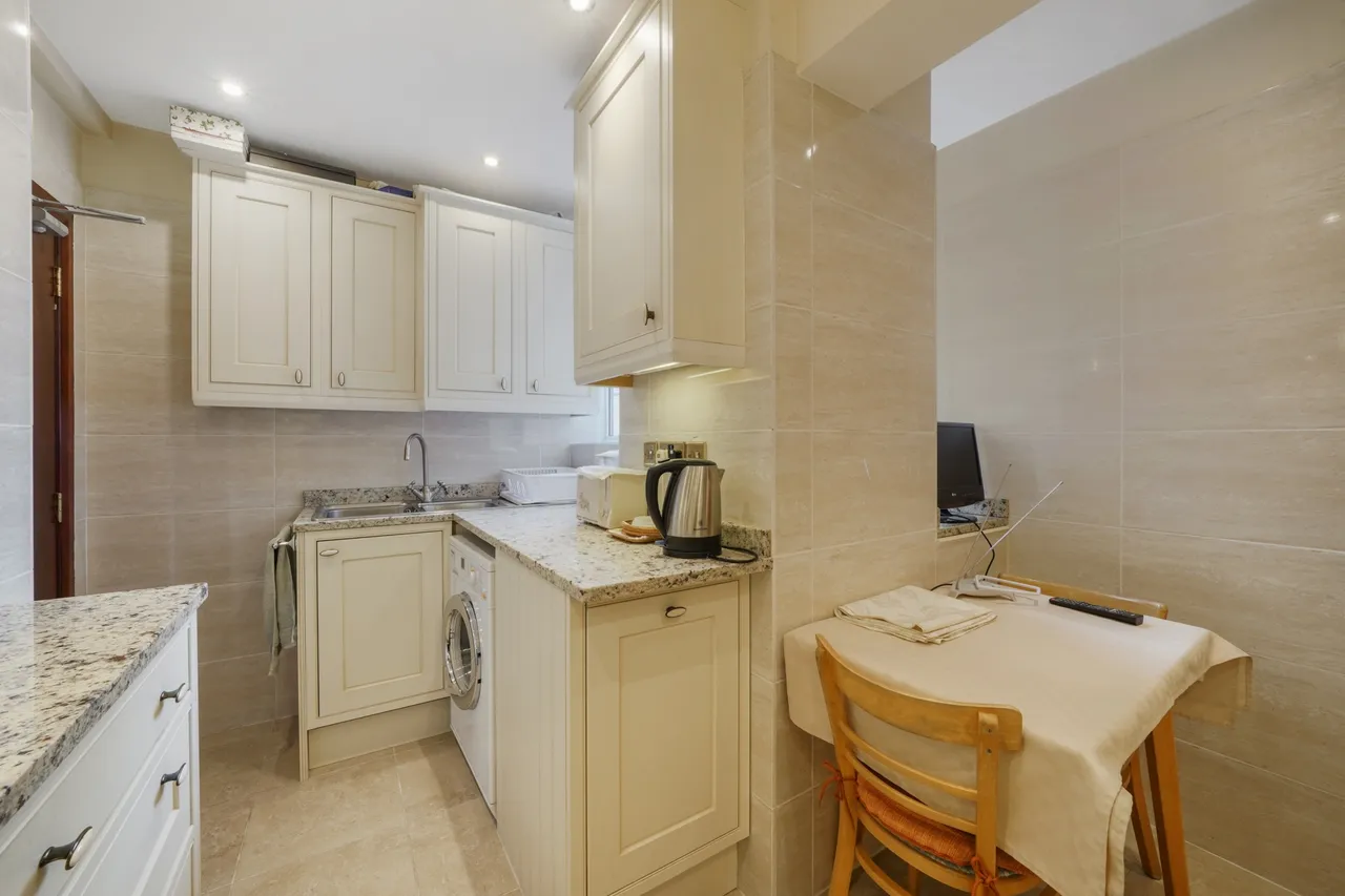 Hammersmith Road, London, W6, photo 17