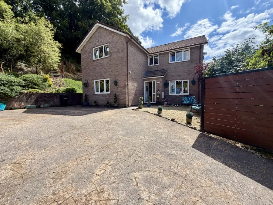 4 bed house for sale, Y Gweirglodd, Tramroadside, CF46