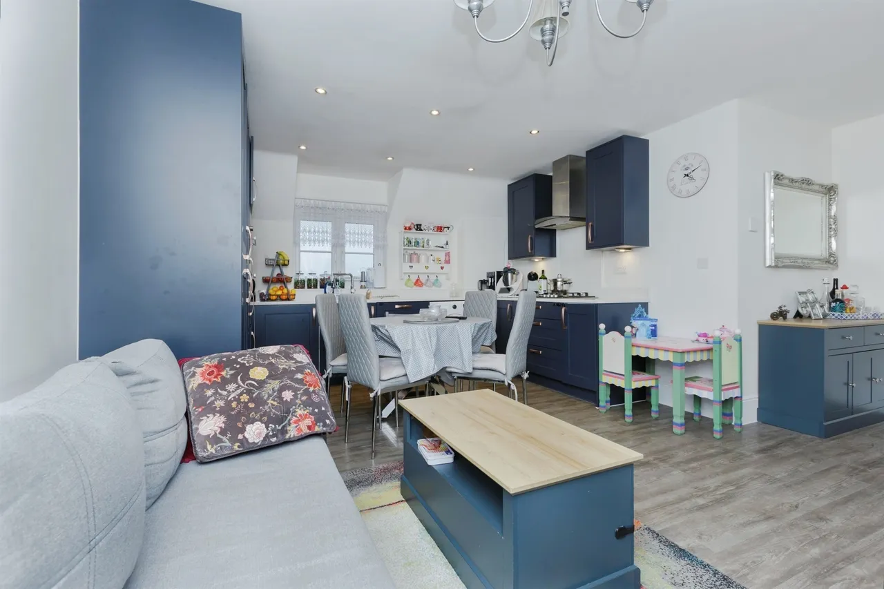 Awe Drive, Lubbesthorpe, Leicester, photo 2