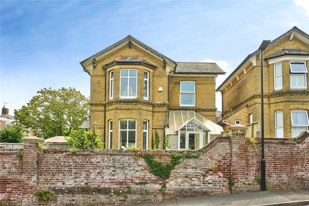 5 bed house for sale, Station Avenue, Sandown, PO36