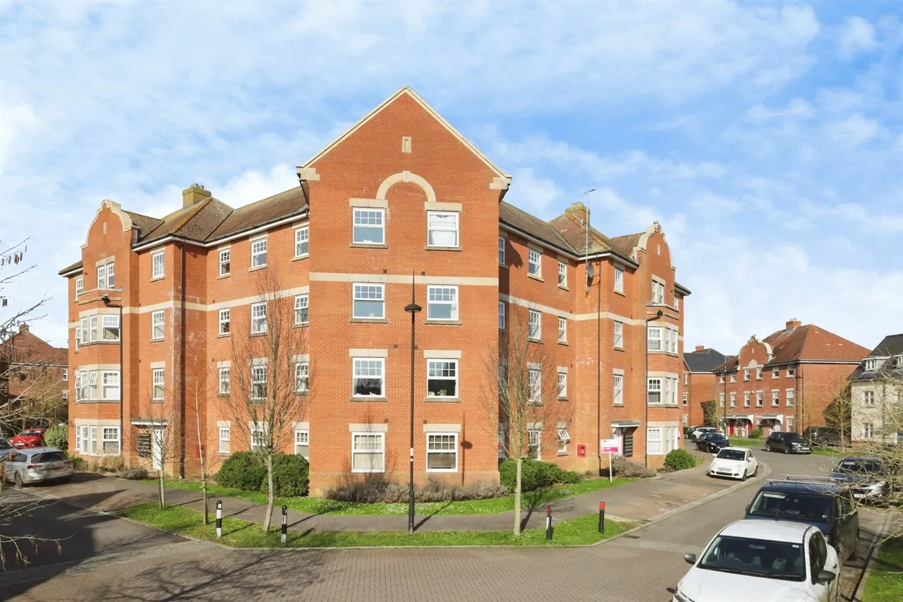 2 bed flat for sale, Reid Crescent, Hellingly, BN27