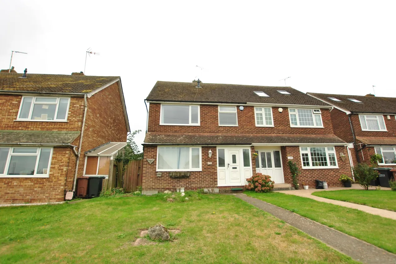 3 bed property for sale — Lower Higham Road, Gravesend, kent, DA12 2NR