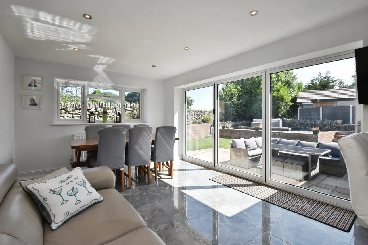 The Oaks TREHARRIS, CF46, photo 9