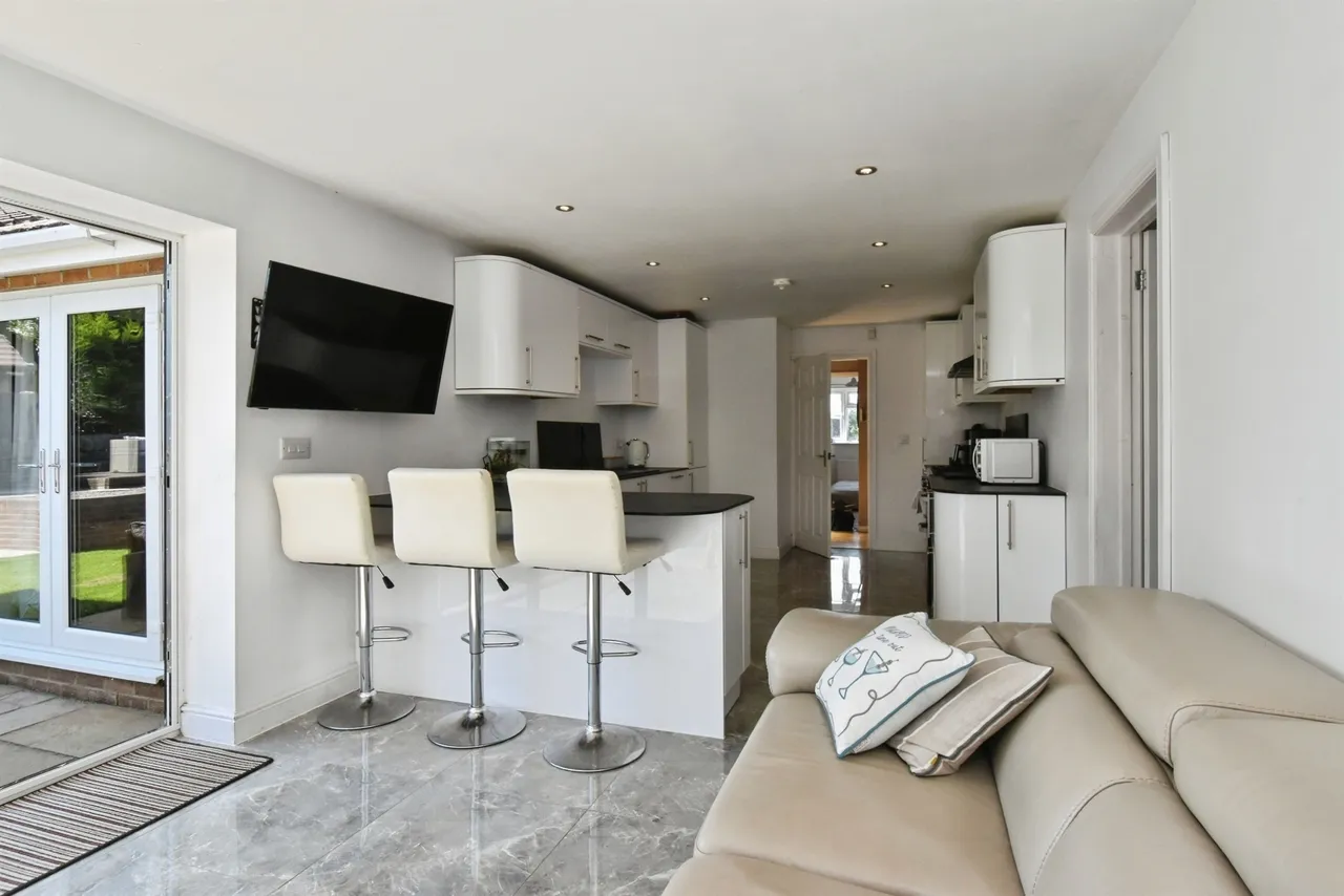 The Oaks TREHARRIS, CF46, photo 17