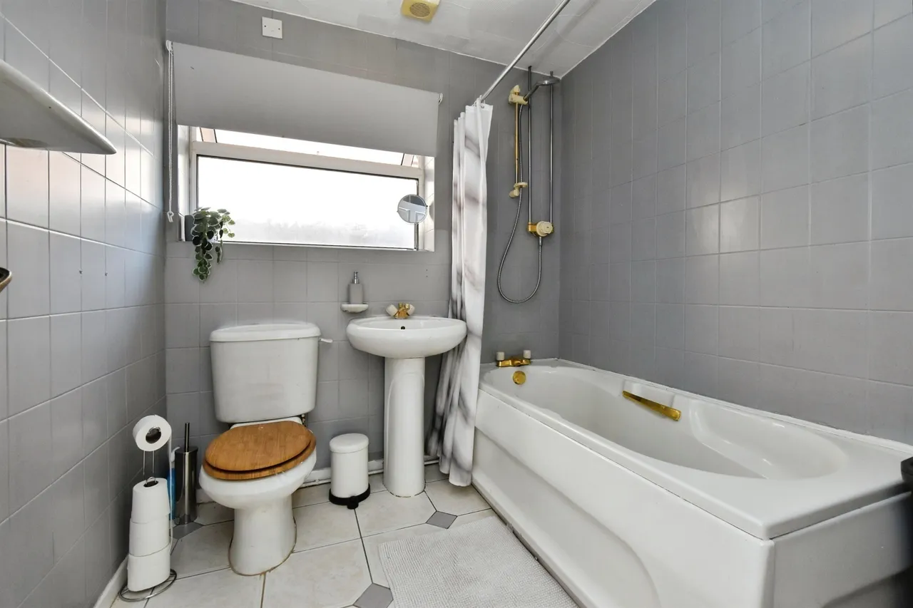 The Oaks TREHARRIS, CF46, photo 19