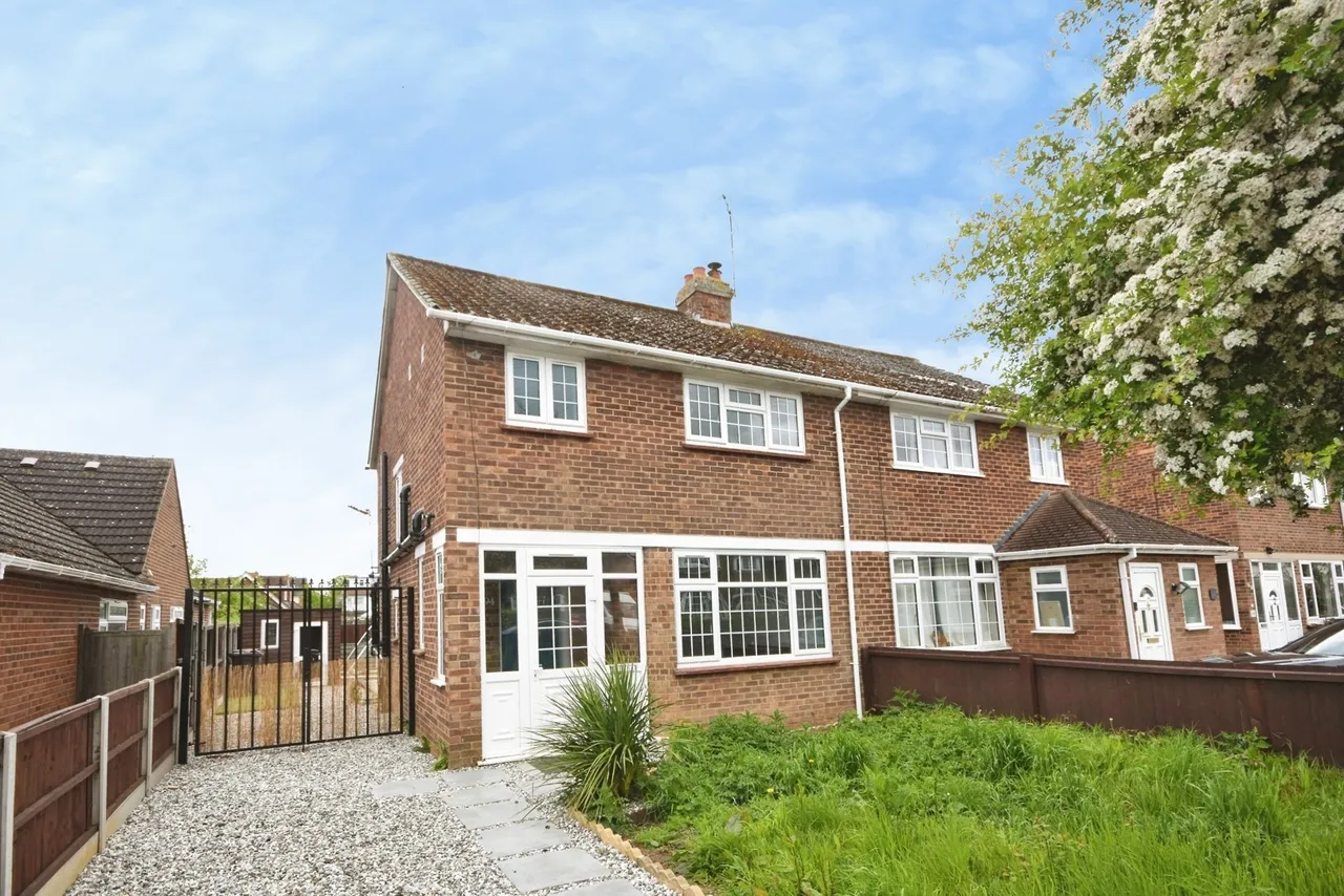 3 bed house for sale — Baddow Hall Crescent, Chelmsford, Essex, CM2
