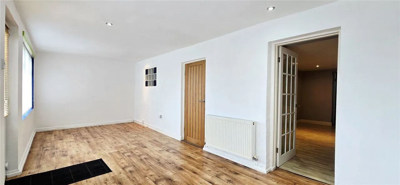 London Road, Holyhead, LL65, photo 8