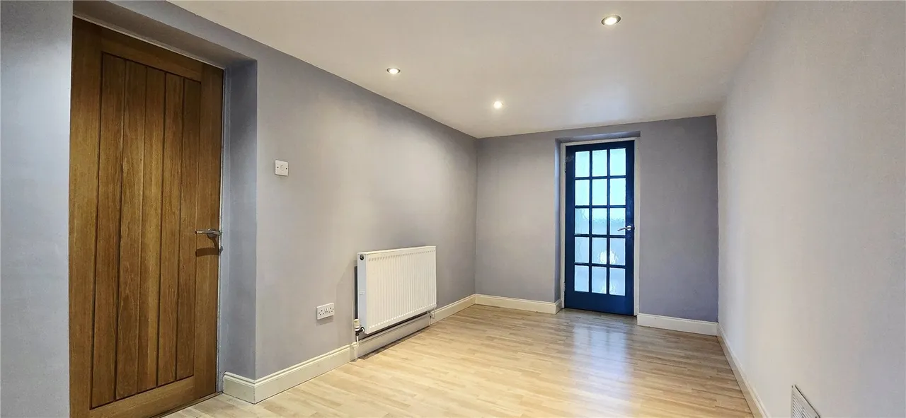 London Road, Holyhead, LL65, photo 9