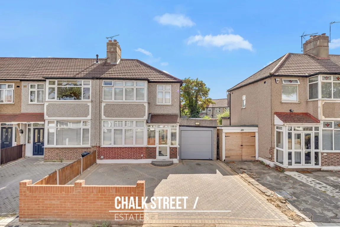3 bed house for sale — Upper Rainham Road, Hornchurch, RM12 4EF