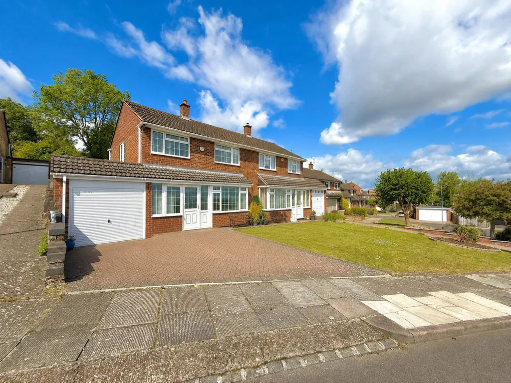 3 bed house for sale — Bowland Crescent, Dunstable LU6 3QD