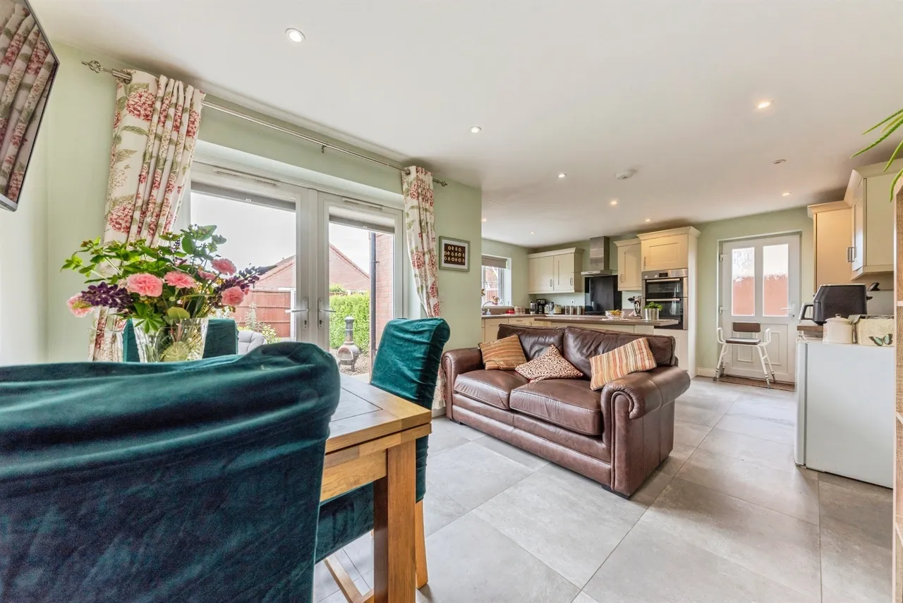 Randall Close, Newark, NG24, photo 9