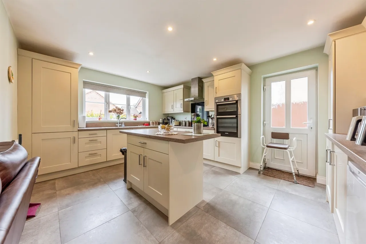 Randall Close, Newark, NG24, photo 6