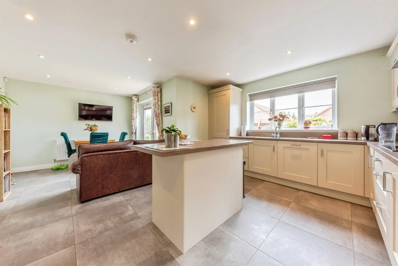 Randall Close, Newark, NG24, photo 3