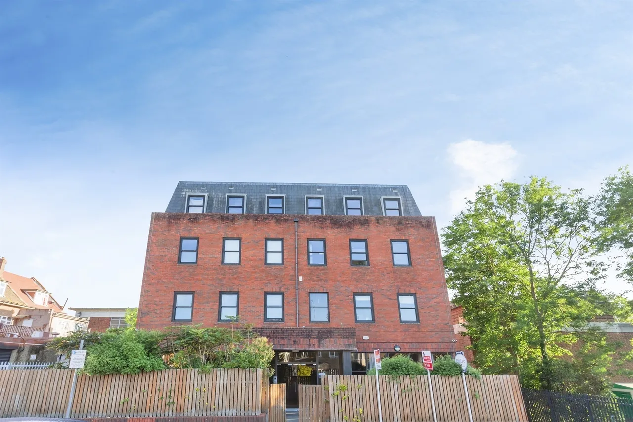 2 bed flat for sale — Cavendish Avenue, HARROW